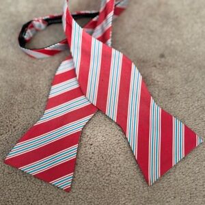 Tommy Hilfiger stripped Bowtie. size 13-18. Perfect for any occasion